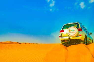 Arap çölü ve Land Cruiser. Çekim Konumu: Dubai