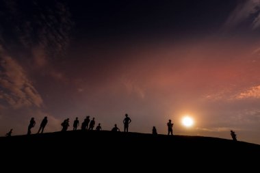 Arap çölü ve insanların silueti. Çekim Konumu: Dubai