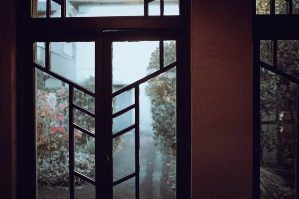 从复古窗口看到的花园 射击地点 东京大岛区 — 图库照片