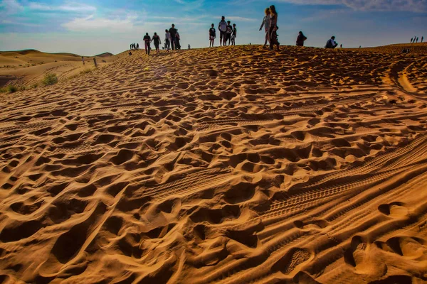 アラビア砂漠と人々のシルエット 撮影場所 ドバイ — ストック写真