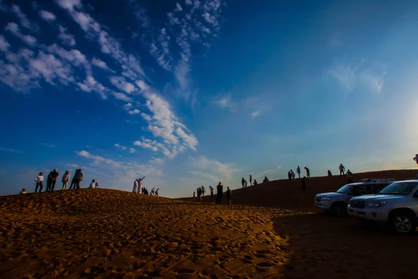 アラビア砂漠と人々のシルエット 撮影場所 ドバイ — ストック写真