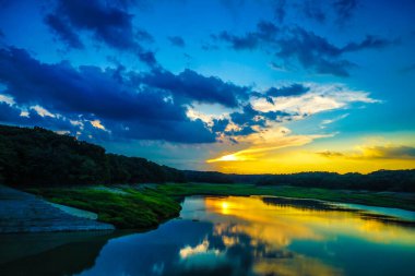 Tama Gölü ve Murayama 'daki rezervuarın batışı. Çekim yeri: Tokyo Büyükşehir Bölgesi