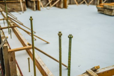 Konutların temel inşaatı. Çekim yeri: Kamakura Şehri, Kanagawa Bölgesi