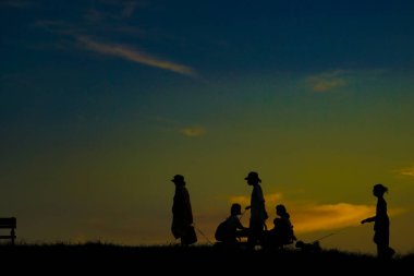 Sunset Hill ve insanların silueti. Çekim yeri: Mitaka Şehri, Tokyo