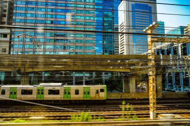 Yamanote Hattı ve Tokyo Binası. Çekim yeri: Chuo-ku, Tokyo