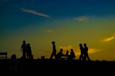 Sunset Hill ve insanların silueti. Çekim yeri: Mitaka Şehri, Tokyo