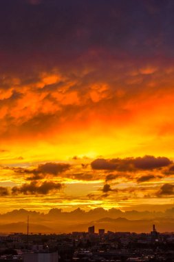Gün batımı bulutları ve gökyüzü. Çekim yeri: Tokyo Chofu Şehri