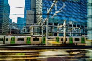 Yamanote Hattı ve Tokyo Binası. Çekim yeri: Chuo-ku, Tokyo