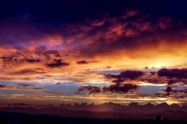 Gün batımı bulutları ve gökyüzü. Çekim yeri: Tokyo Chofu Şehri
