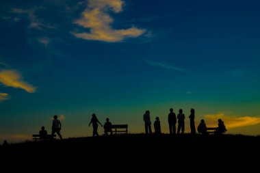 Sunset Hill ve insanların silueti. Çekim yeri: Mitaka Şehri, Tokyo