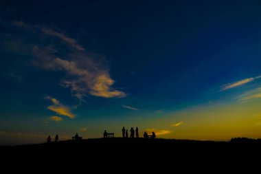 Sunset Hill ve insanların silueti. Çekim yeri: Mitaka Şehri, Tokyo