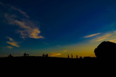 Sunset Hill ve insanların silueti. Çekim yeri: Mitaka Şehri, Tokyo