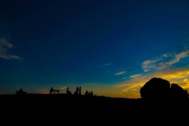 Sunset Hill ve insanların silueti. Çekim yeri: Mitaka Şehri, Tokyo