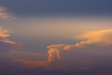 Gün batımı bulutları ve gökyüzü. Çekim yeri: Tokyo Chofu Şehri