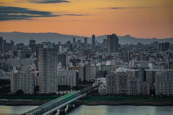 東京の町は夕暮れ時にスキャンした 撮影場所 東京都葛飾区 — ストック写真
