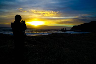 İzlanda kara plajı ve gün batımı. Çekim Konumu: İzlanda