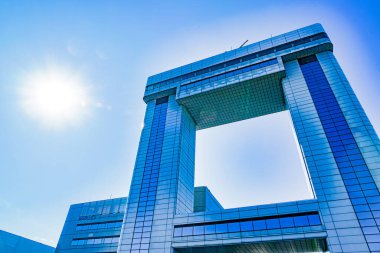 Kawasaki Marien ve mavi gökyüzü. Çekim yeri: Kawasaki Şehri, Kanagawa Bölgesi