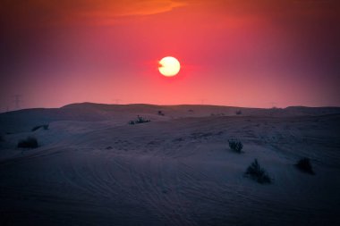 Arap çölünde güneş batıyor. Çekim Konumu: Dubai