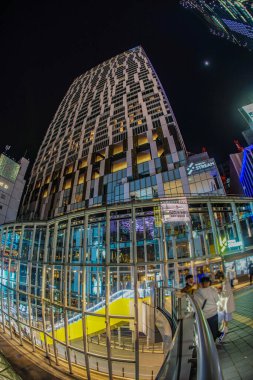 Shibuya gece görüşü (Shibuya istasyon meydanı). Çekim yeri: Shibuya -ku, Tokyo