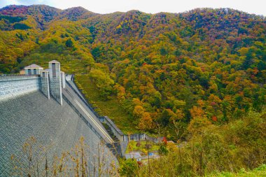 Shinkawa Barajı ve Sonbahar Dağları. Atış yeri: Gunma Bölgesi