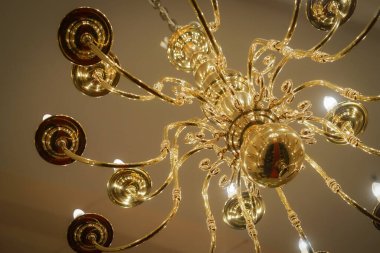 Şatafatlı avize görüntüsü. Çekim yeri: Tokyo Büyükşehir Bölgesi