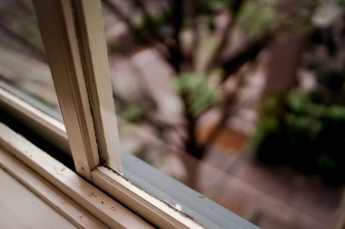 Retro Western Mimarlık penceresi. Çekim yeri: Kobe şehri, Hyogo Bölgesi