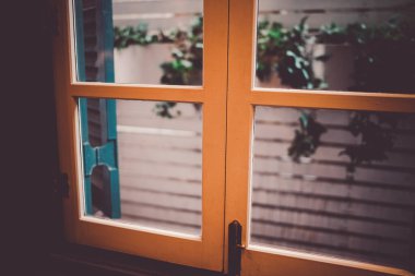 Retro Western Mimarlık penceresi. Çekim yeri: Kobe şehri, Hyogo Bölgesi