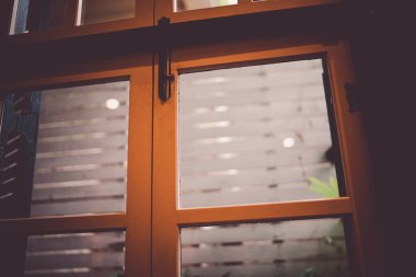 Retro Western Mimarlık penceresi. Çekim yeri: Kobe şehri, Hyogo Bölgesi