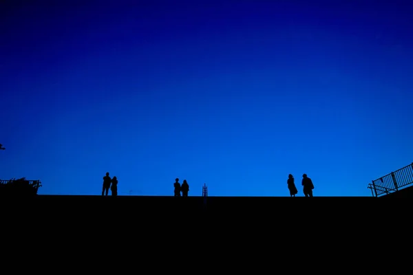 Σιλουέτα Των Ανθρώπων Που Στέκονται Στο Λόφο Τοποθεσία Setagaya Τόκιο — Φωτογραφία Αρχείου