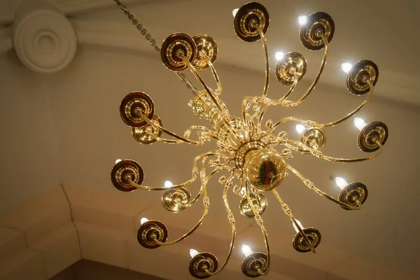 Şatafatlı avize görüntüsü. Çekim yeri: Tokyo Büyükşehir Bölgesi