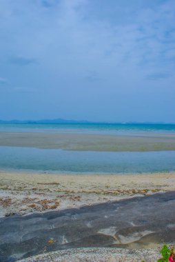 Okinawa denizi ve bulutlu gökyüzü. Çekim Konumu: Okinawa