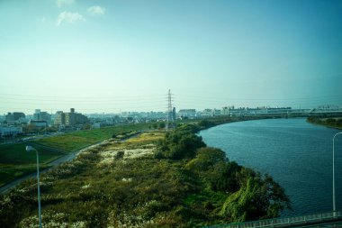 Arakawa ve Tokyo şehir manzarası. Çekim yeri: Adachi-ku, Tokyo