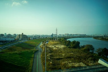 Arakawa ve Tokyo şehir manzarası. Çekim yeri: Adachi-ku, Tokyo