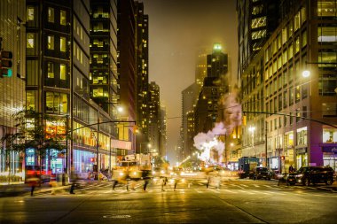 New York şehrinin gece manzarası. Çekim yeri: New York, Manhattan