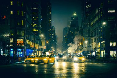 New York şehrinin gece manzarası. Çekim yeri: New York, Manhattan