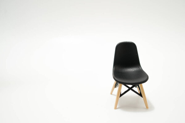 Черный стильный стул. Место съемок: Цуруми-ку, Йокогама