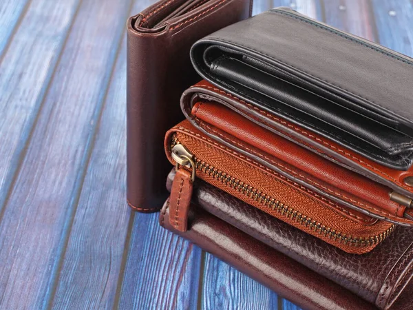 Mavi ahşap arka planda çok renkli yeni deri cüzdanlar