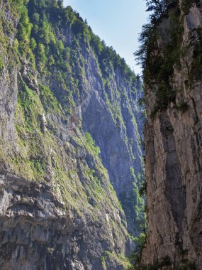 Gün ışığında taş kanyon manzarası. Abhazya, Rusya