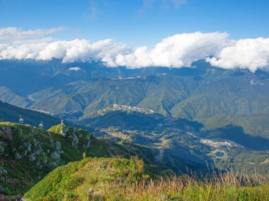 Gün ışığında dağ sıralarının güzel manzarası
