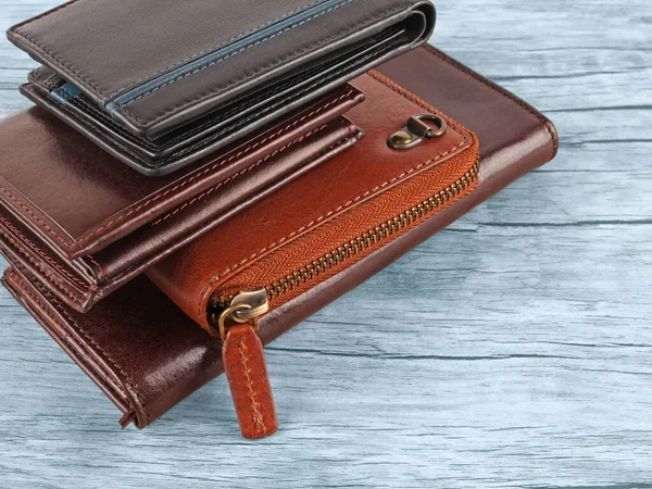 ライトグレーの木製の背景に新しい革多色財布 — ストック写真