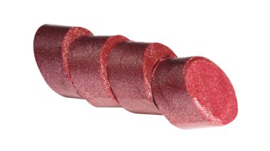 Kırmızı ruj beyaz arkaplanda izole edilmiş parçalara bölünmüş.