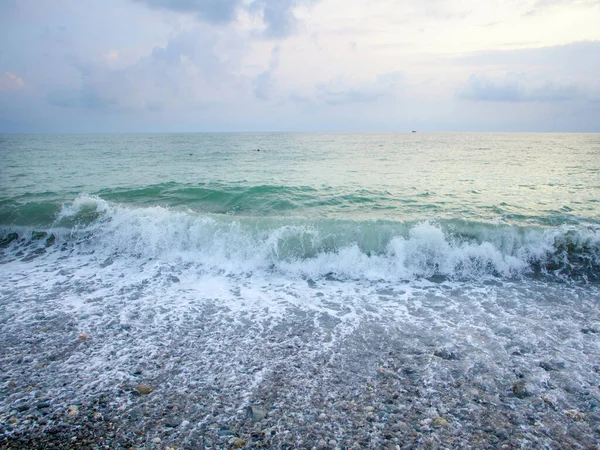 Бірюзове Море Хвилями Піною Красивими Хмарами Небі — стокове фото