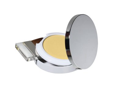 Gümüş yuvarlak tabutta kuru yüz pudrası. Makyaj fırçası beyaza izole edilmiş.