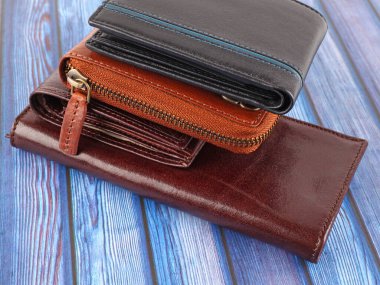 Mavi ahşap arka planda çok renkli yeni deri cüzdanlar