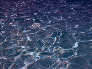 Yüzme havuzu suyunun yansımalı soyut mor dokusu