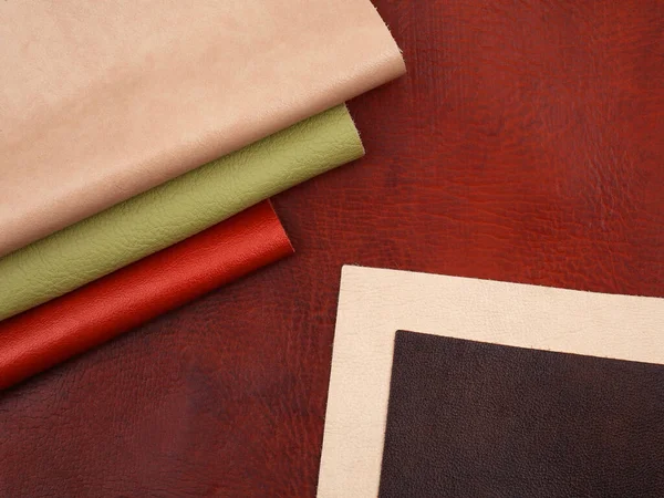 Verschiedene Farben Natürliches Leder Texturen Proben Auf Braunem Lederhintergrund — Stockfoto
