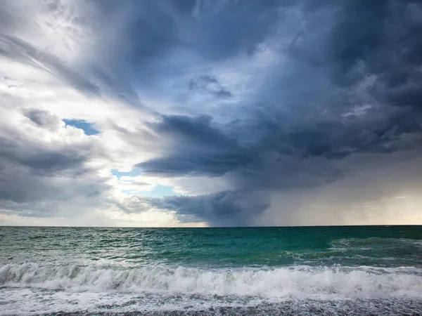 Turkoois Zee Met Golven Schuim Prachtige Wolken Lucht — Stockfoto