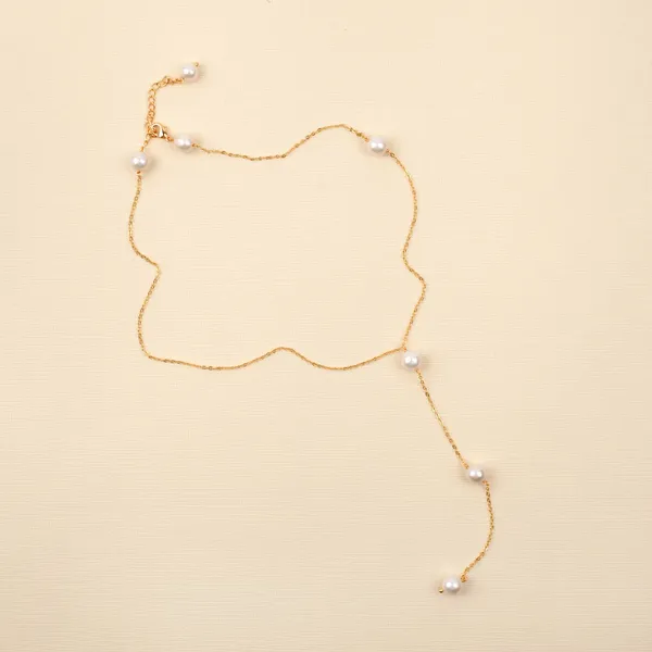 Elegante Collar Perlas Barrocas Lujo Oro Sobre Fondo Beige Texturizado — Foto de Stock