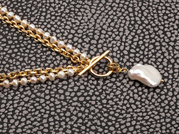 Collier Pendentif Perles Baroques Sur Cuir Tacheté Noir Blanc — Photo