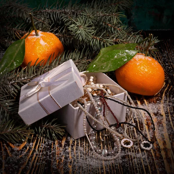 Kerst Samenstelling Van Mandarijnen Sparren Takken Witte Geschenkdoos Met Sieraden — Stockfoto